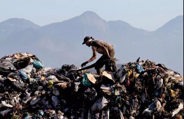这是位于巴西里约热内卢的Jardim Gramacho垃圾填埋场，每天运往这里的垃圾超过10，000吨，目前这里已被填满。来源：SERGIO MORAES/REUTERS