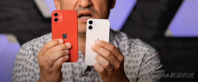 iPhone 12 mini（右边白色）与iPhone 12（左边红色）对比大小