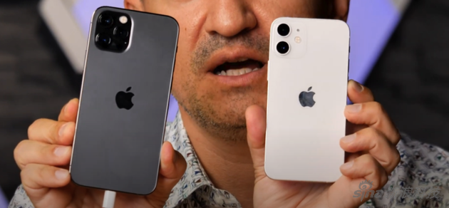 iPhone 12 mini（右边白色）与iPhone 12 Pro（左边灰色）对比大小