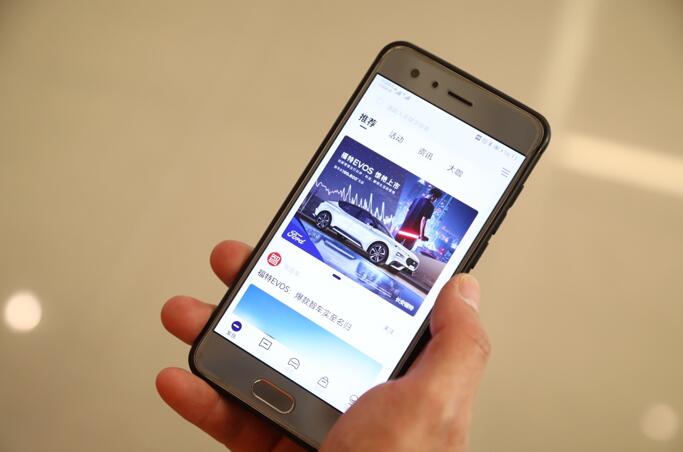 A hand holding a cell phoneDescription automatically generated with medium confidence