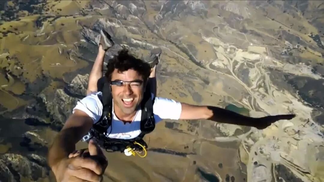 谷歌创始人布林曾利用高空跳伞展示谷歌眼镜