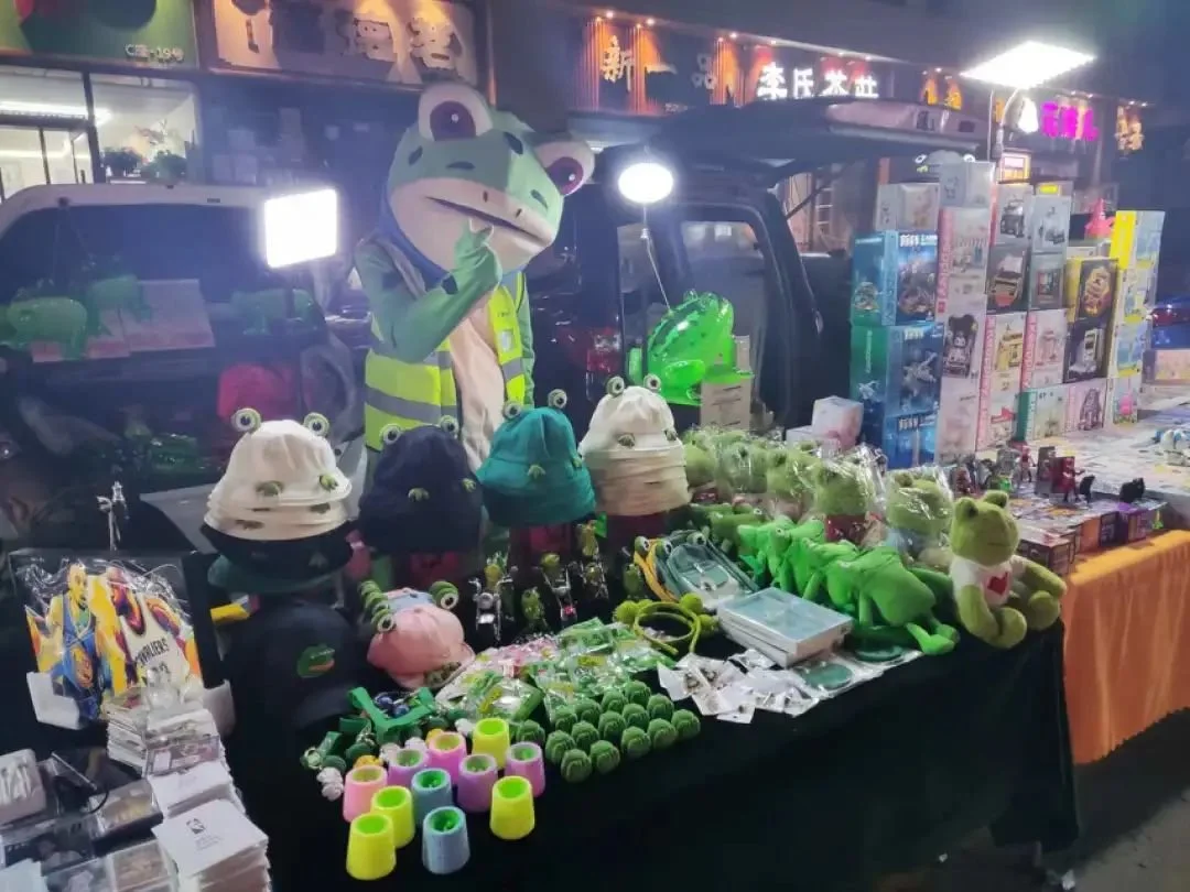 图/大柳树夜市“北漂蛙”在“卖娃” 来源/燃次元拍摄