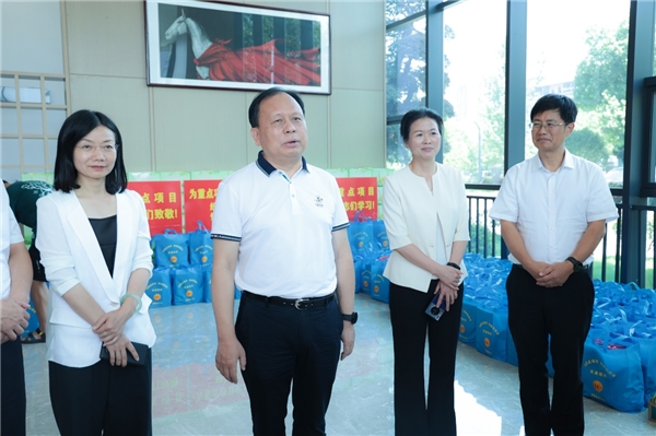 同时在三诺生物董事长李少波,总经理助理欧阳柏伸的陪同和介绍下,参观